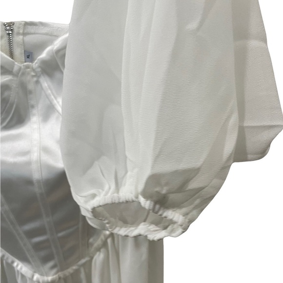 White costume dress, satin bodice and billowy sleeves. Cut out in the back. XL - Picture 2 of 6